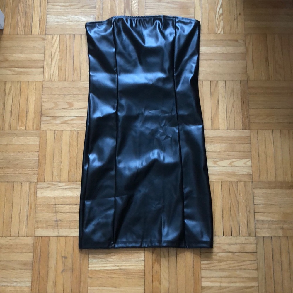 👗FREE WITH PURCHASE Faux leather strapless stretch dress